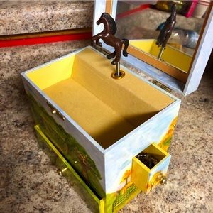 Horse farm musical jewelry box EUC